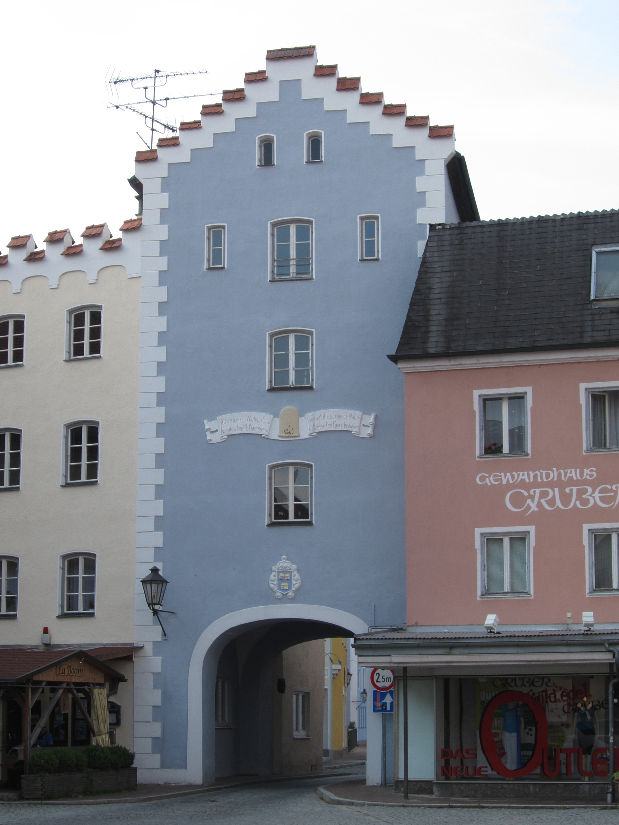 Das Dorfener Kirchtor mit Staffelgiebel – Ortsaufnahme von 2013